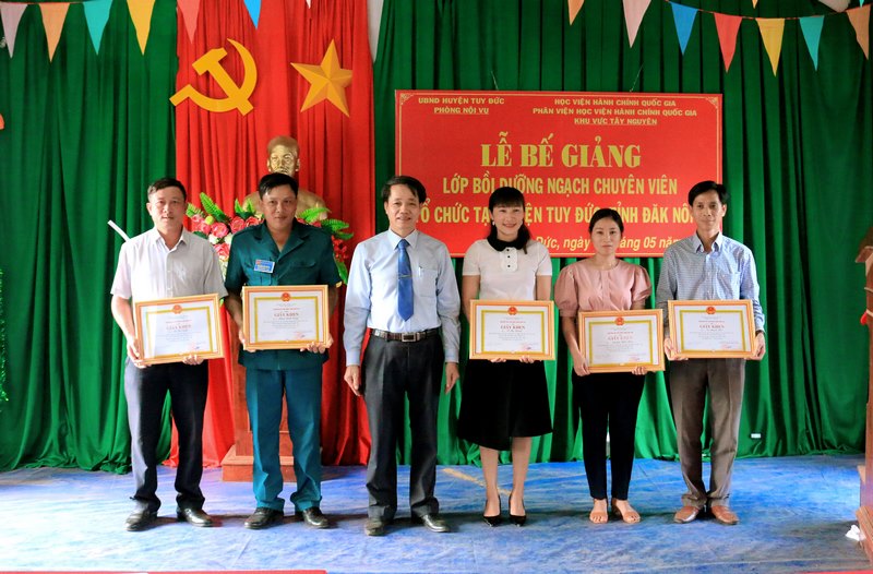 TS. Lê Văn Từ - Trưởng Phòng Quản lý đào tạo và Bồi dưỡng, Phân viện Học viện Hành chính Quốc gia khu vực Tây Nguyên trao giấy khen cho các học viên đạt thành tích trong học tập