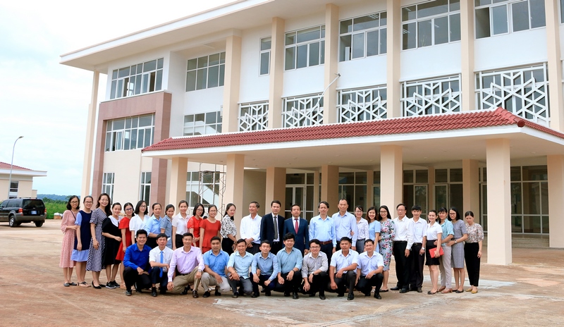 Lãnh đạo Học viện và Tập thể Viên chức, người Lao động tại Phân viện Học viện Hành chính Quốc gia khu vực Tây Nguyên chụp hình lưu niệm
