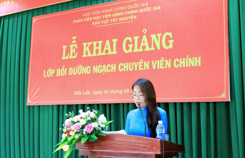 ThS. Lê Kim Loan - Phó phòng Quản lý Đào tạo và Bồi dưỡng, Phân viện Học viện Hành chính Quốc gia khu vực Tây Nguyên công bố các quyết định liên quan đến lớp học