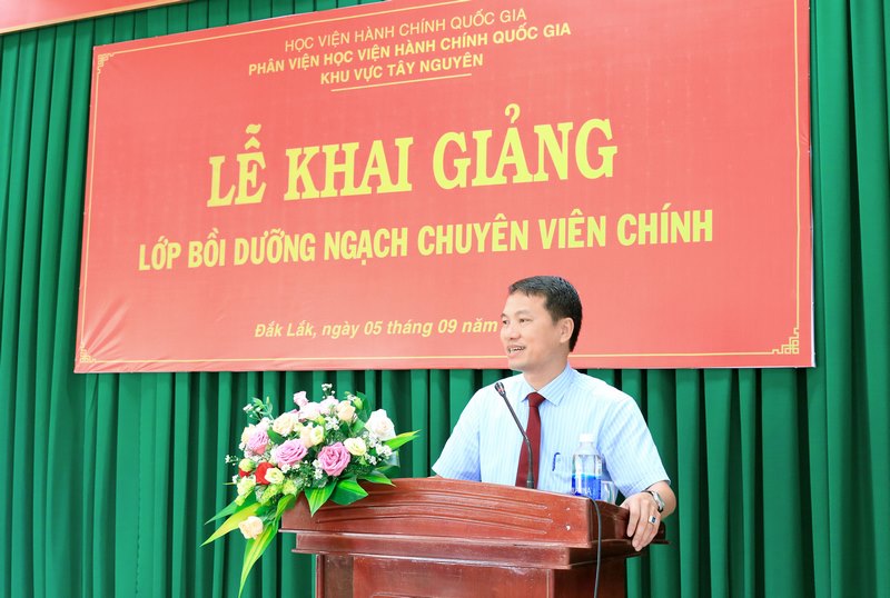 TS. Thiều Huy Thuật - Phó Giám đốc Phân viện Học viện Hành chính Quốc gia khu vực Tây Nguyên phát biểu khai giảng lớp học