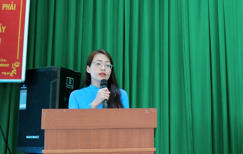 ThS. Lê Kim Loan - Phó phòng Quản lý Đào tạo và Bồi dưỡng, Phân viện Học viện Hành chính Quốc gia khu vực Tây Nguyên công bố các quyết định liên quan đến lớp học