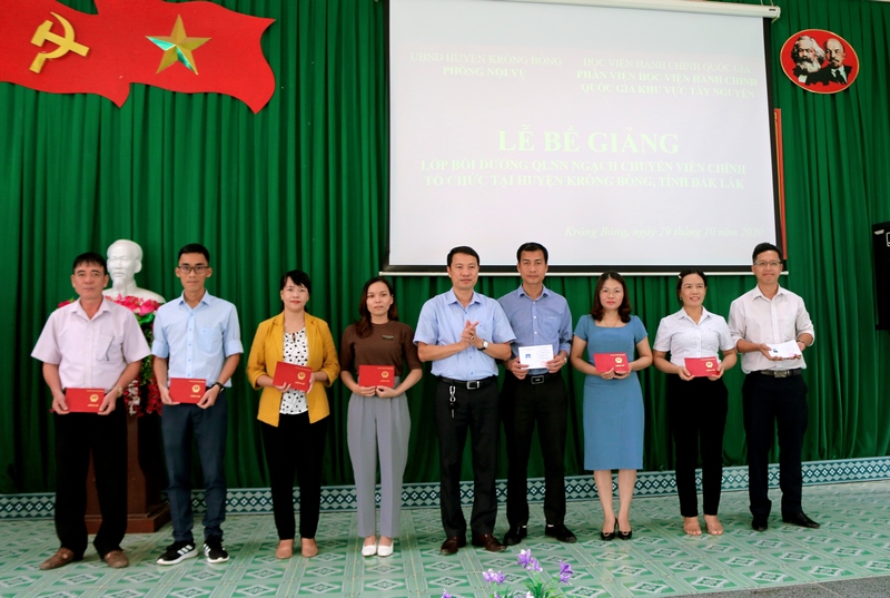 TS. Thiều Huy Thuật - Phó Giám đốc Phân viện Học viện Hành chính Quốc gia khu vực Tây Nguyên trao chứng chỉ cho các học viên
