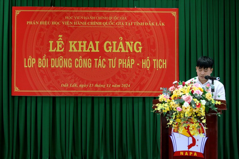 ThS. Nguyễn Tiến Dũng, Phòng Quản lý đào tạo và bồi dưỡng Phân hiệu HVHCQG tại tỉnh Đắk Lắk công bố quyết định mở lớp.