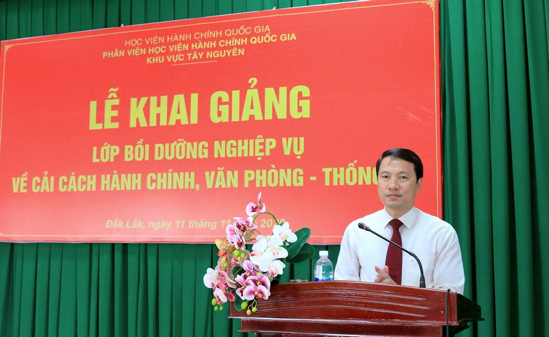TS. Thiều Huy Thuật - Phó Giám đốc Phân viện Học viện Hành chính Quốc gia khu vực Tây Nguyên phát biểu khai giảng lớp học