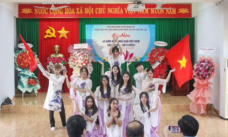 Văn nghệ chào mừng tại buổi Lễ