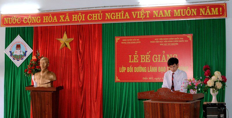 ThS. Phạm Ngọc Dũng - Chuyên viên Phòng Quản lý Đào tạo và Bồi dưỡng, Phân viện Học viện Hành chính Quốc gia khu vực Tây Nguyên công bố kết quả và các quyết định liên quan đến lớp học