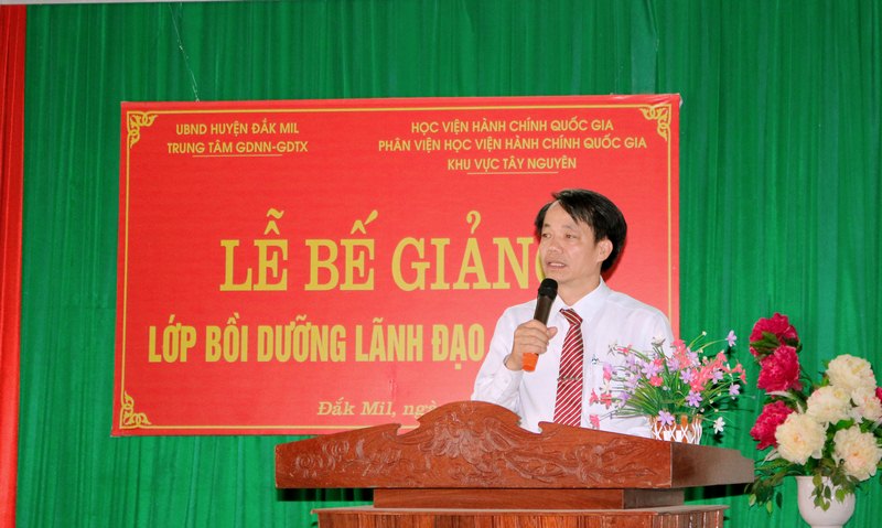 TS. Lê Văn Từ - Trưởng Phòng Quản lý đào tạo và Bồi dưỡng, Phân viện Học viện Hành chính Quốc gia khu vực Tây Nguyên phát biểu bế giảng lớp học