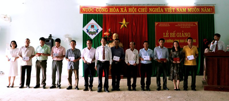 TS. Lê Văn Từ - Trưởng Phòng Quản lý đào tạo và Bồi dưỡng, Phân viện Học viện Hành chính Quốc gia khu vực Tây Nguyên Trao chứng chỉ cho các học viên