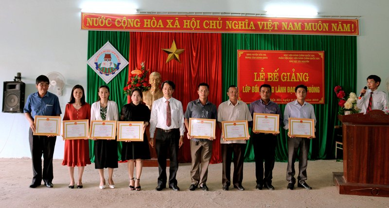 TS. Lê Văn Từ - Trưởng Phòng Quản lý đào tạo và Bồi dưỡng, Phân viện Học viện Hành chính Quốc gia khu vực Tây Nguyên trao giấy khen cho các học viên đạt thành tích xuất sắc
