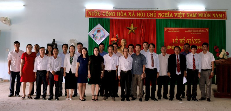 Học viên của lớp và các thầy cô chụp hình lưu niệm