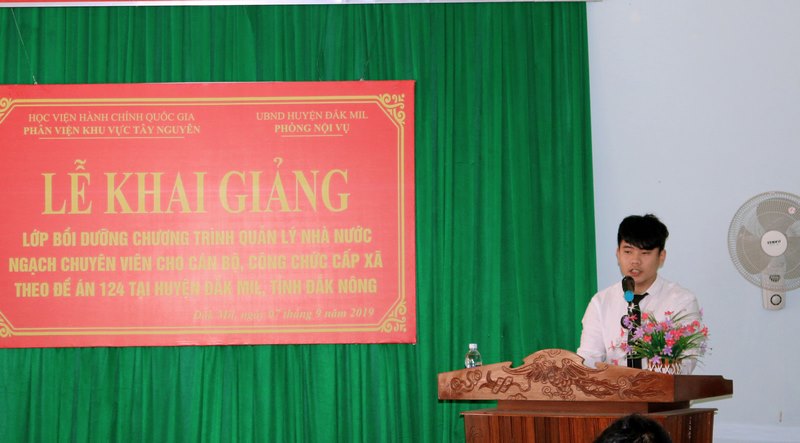 CN. Nguyễn Tiến Dũng - Chuyên viên Phòng Quản lý Đào tạo và Bồi dưỡng, Phân viện Học viện Hành chính Quốc gia khu vực Tây Nguyên công bố các quyết định liên quan đến lớp học