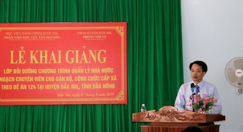 TS. Lê Văn Từ - Trưởng Phòng Quản lý đào tạo và Bồi dưỡng, Phân viện Học viện Hành chính Quốc gia khu vực Tây Nguyên phát biểu khai giảng lớp học