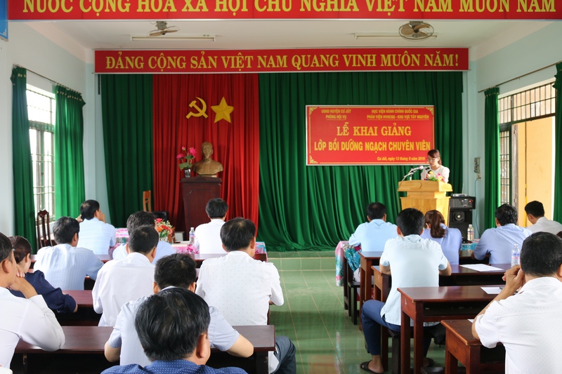 ThS. Tạ Thị Thu Trang - Chuyên viên Phòng Quản lý Đào tạo và Bồi dưỡng, Phân viện Học viện Hành chính Quốc gia khu vực Tây Nguyên thông qua kết quả và các quyết định liên quan đến lớp học