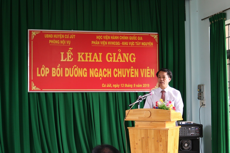 TS. Lê Văn Từ - Trưởng Phòng Quản lý đào tạo và Bồi dưỡng, Phân viện Học viện Hành chính Quốc gia khu vực Tây Nguyên phát biểu khai giảng lớp học