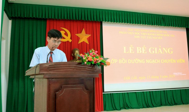 ThS. Phạm Ngọc Dũng - Chuyên viên Phòng Quản lý Đào tạo và Bồi dưỡng, Phân viện Học viện Hành chính Quốc gia khu vực Tây Nguyên công bố các quyết định liên quan đến lớp học