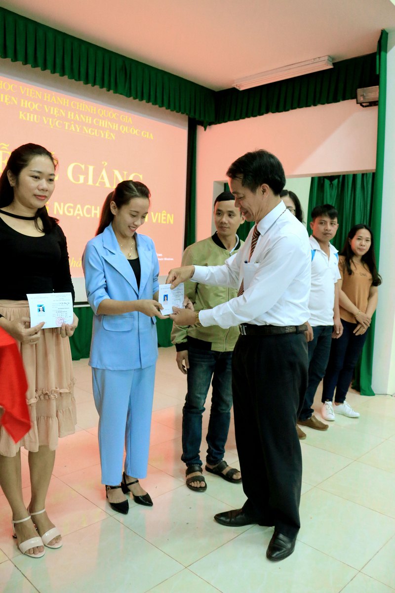 TS. Lê Văn Từ - Trưởng Phòng Quản lý đào tạo và Bồi dưỡng, Phân viện Học viện Hành chính Quốc gia khu vực Tây Nguyên Trao chứng chỉ cho các học viên
