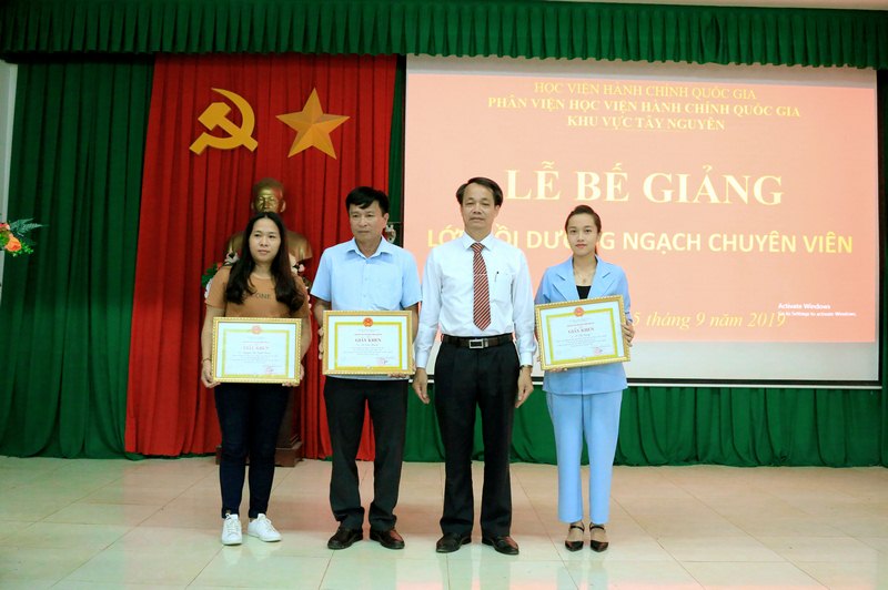 TS. Lê Văn Từ - Trưởng Phòng Quản lý đào tạo và Bồi dưỡng, Phân viện Học viện Hành chính Quốc gia khu vực Tây Nguyên trao giấy khen cho các học viên đạt thành tích xuất sắc