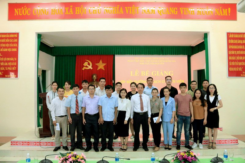 Học viên của lớp và các thầy cô chụp hình lưu niệm