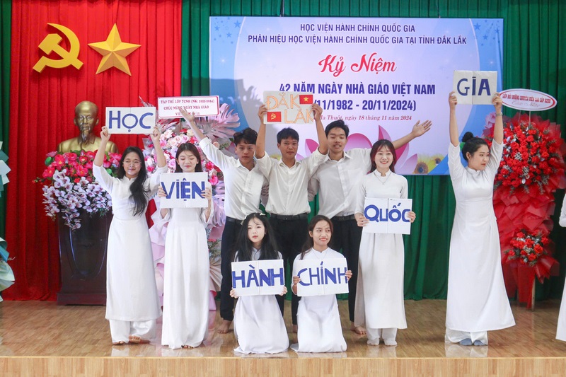 Văn nghệ chào mừng tại buổi Lễ