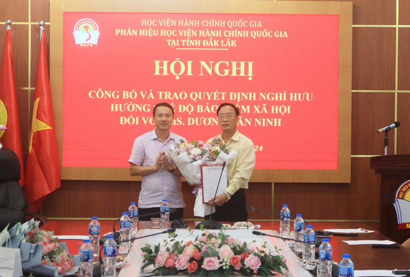 TS. Thiều Huy Thuật, Q. Giám đốc Phân hiệu Học viện Hành chính Quốc gia tại tỉnh Đắk Lắk trao Quyết định và tặng hoa chúc mừng ThS. Dương Văn Ninh