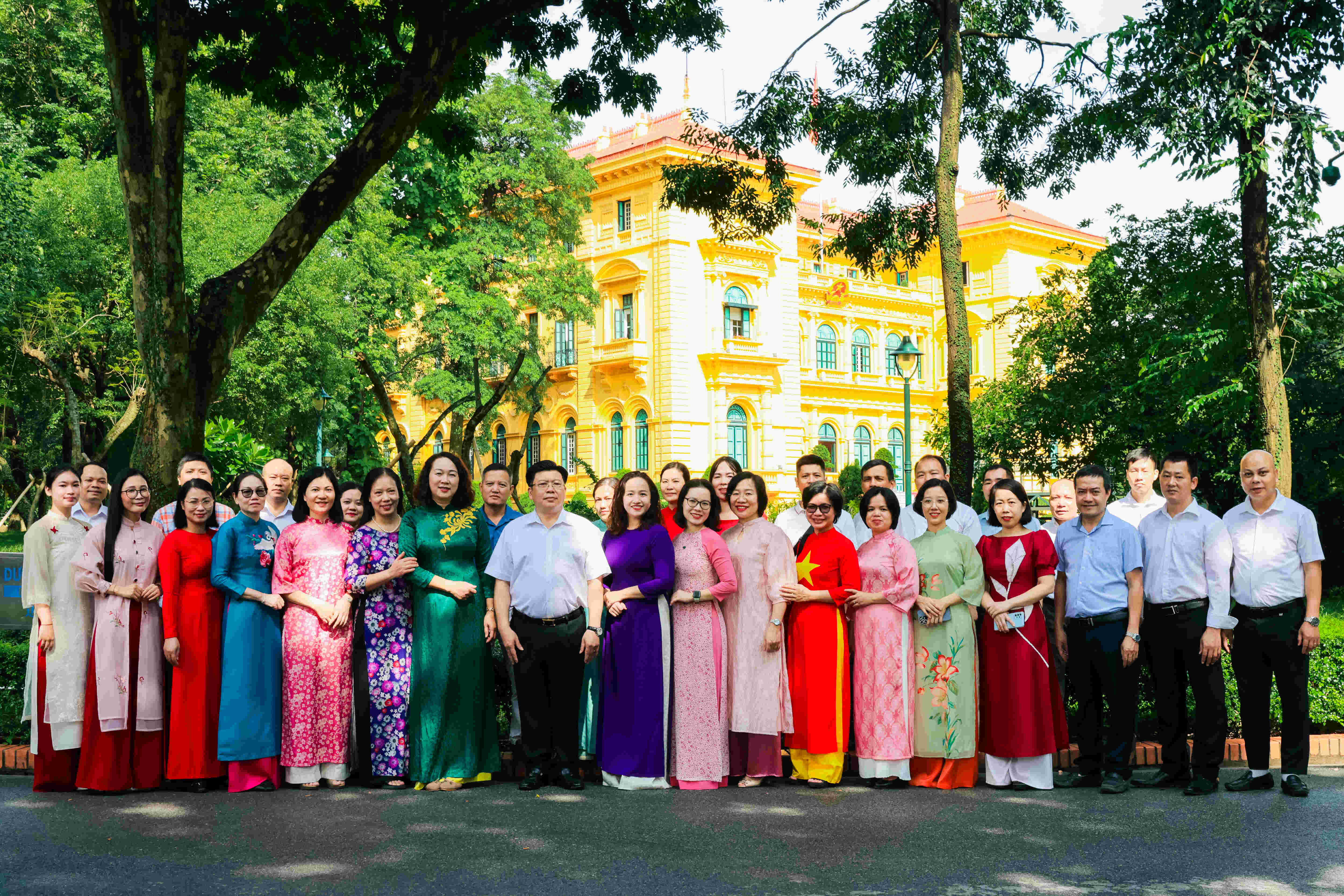 Chi bộ Văn phòng tổ chức sinh hoạt chuyên đề quý IV và dâng hương tại Khu Di tích Phủ Chủ tịch