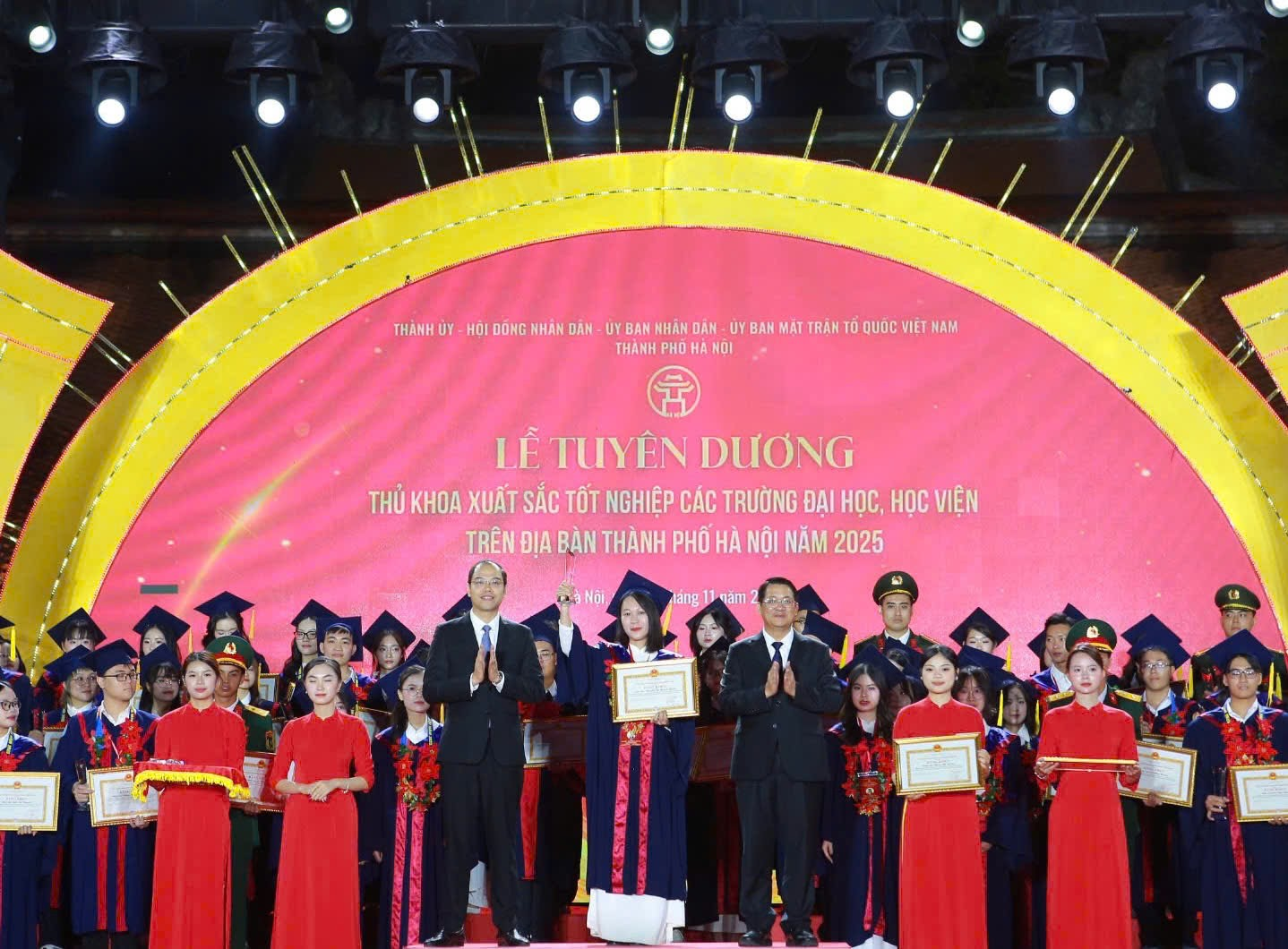 Nguyễn Thị Hương Giang - niềm tự hào của Khoa Quản trị nhân lực trong Lễ tuyên dương thủ khoa xuất sắc thủ đô Hà Nội năm 2025