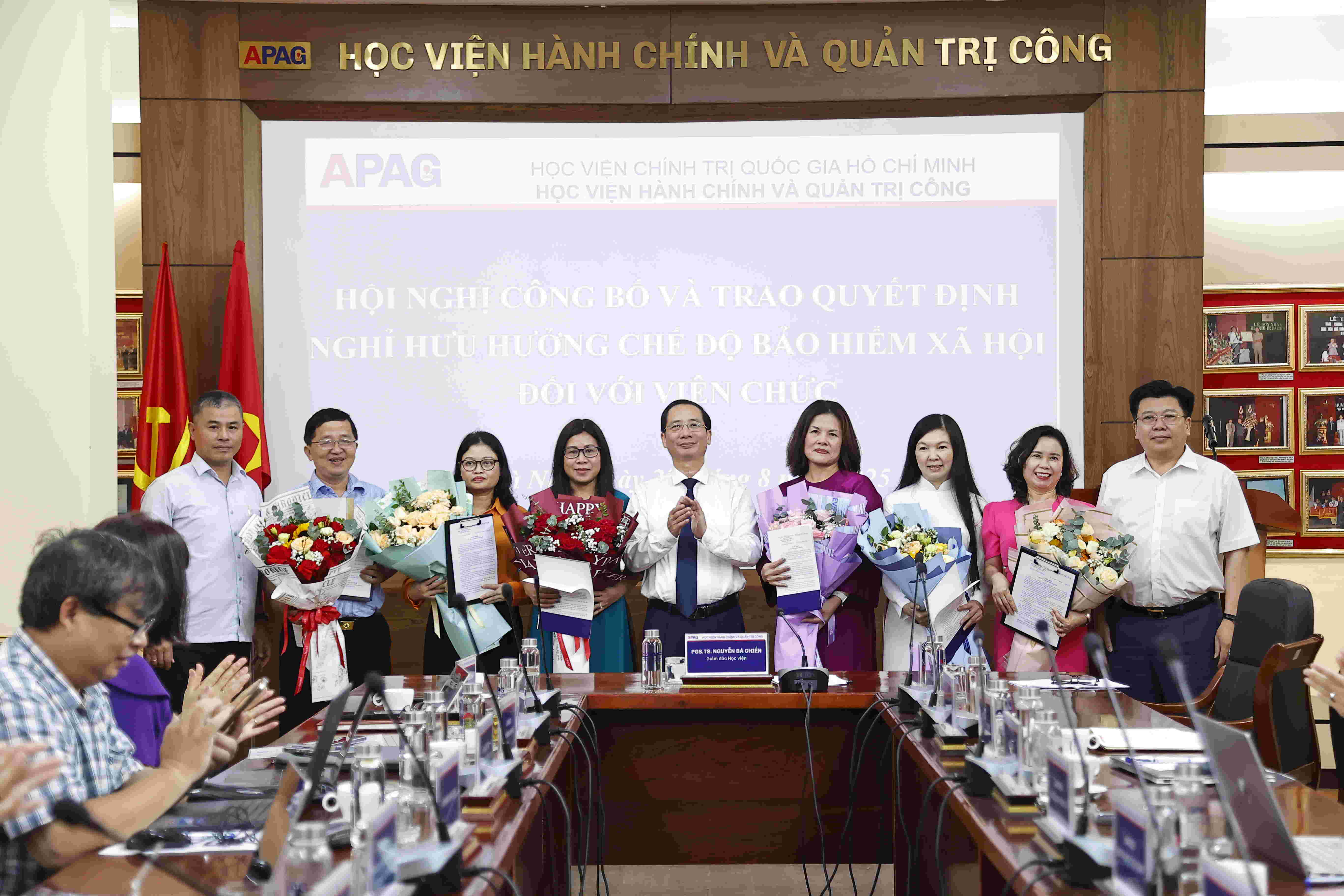 Hội nghị Công bố và trao quyết định viên chức nghỉ hưu trước tuổi, hưởng chế độ bảo hiểm xã hội