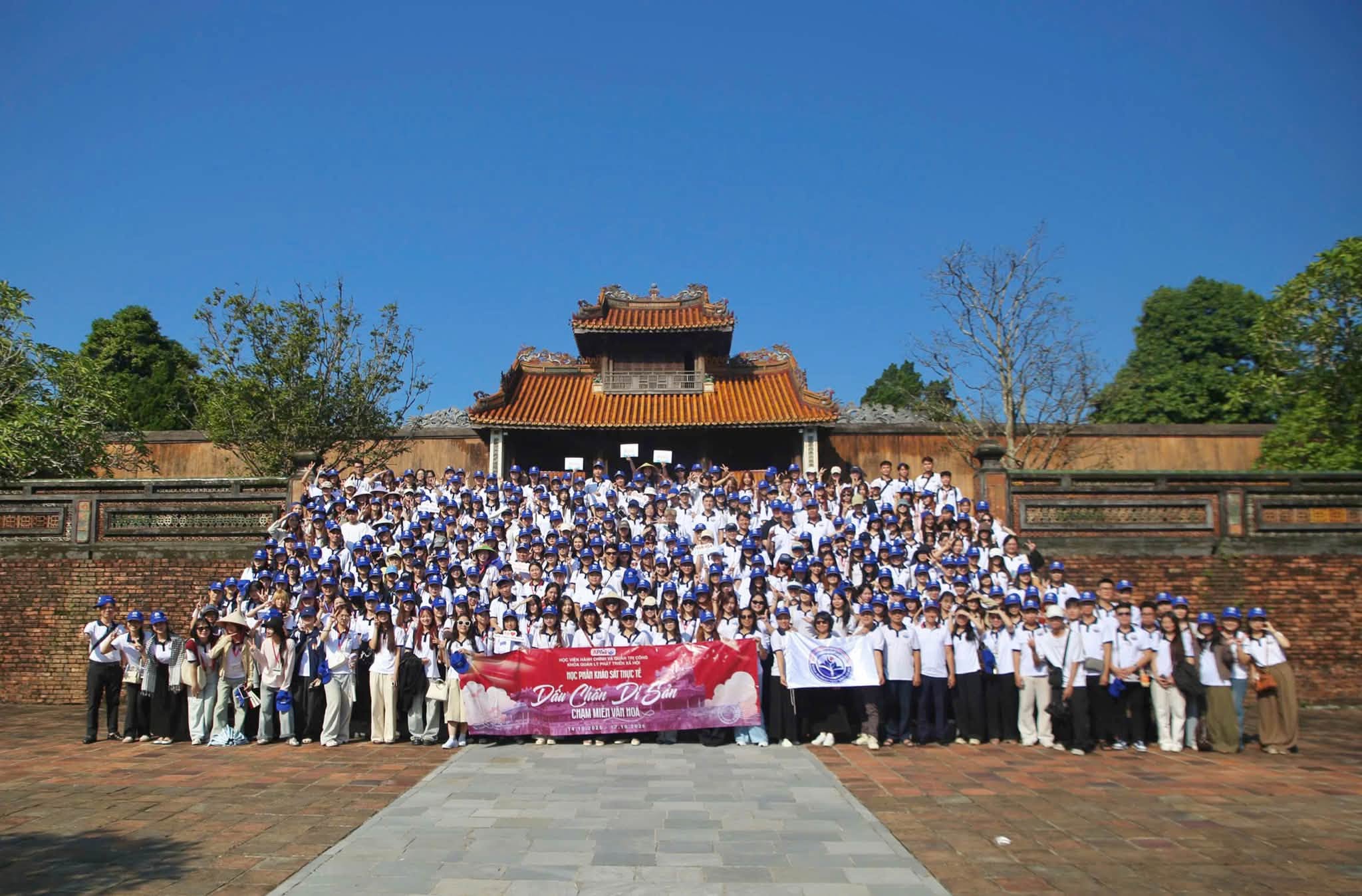 Sinh viên K24 ngành Quản lý văn hóa và Văn hóa học khảo sát, học tập thực tế tại Huế, Hội An và Quảng Trị