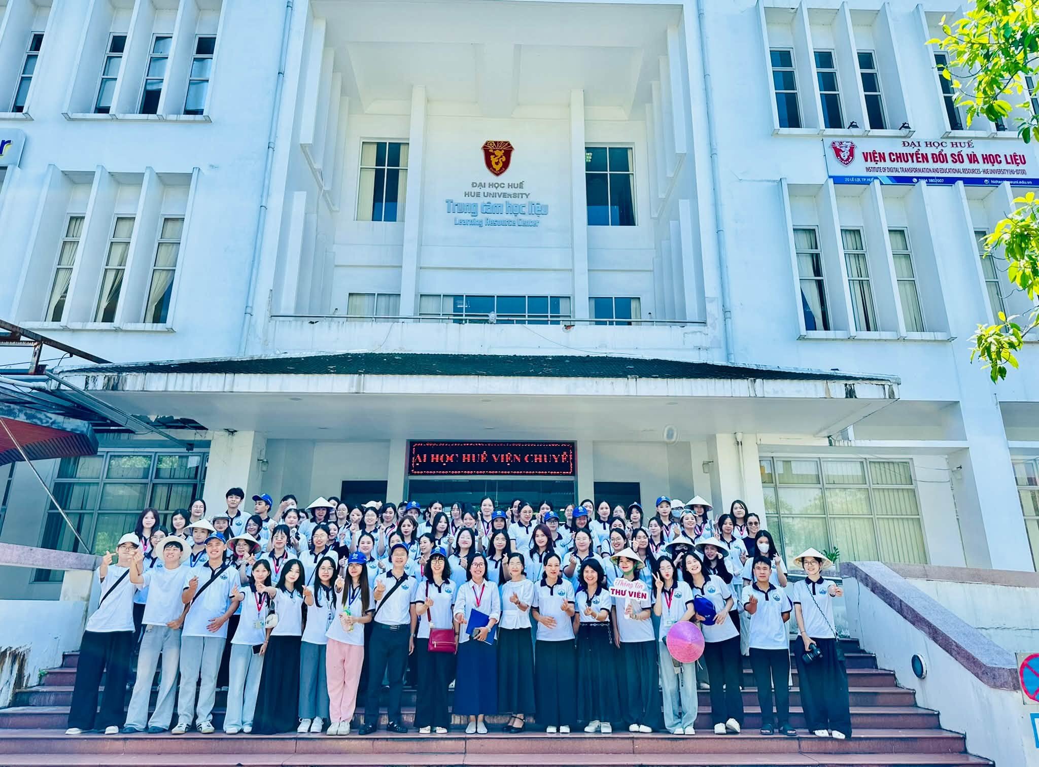 Sinh viên K24 ngành Thông tin - Thư viện và Quản trị thông tin khảo sát thực tế tại Huế và Đà Nẵng