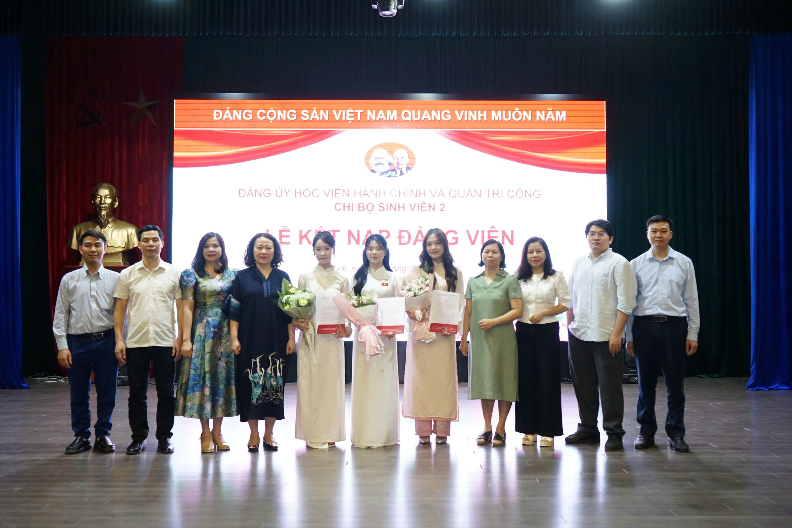 Lễ kết nạp đảng Chi bộ Sinh viên 2