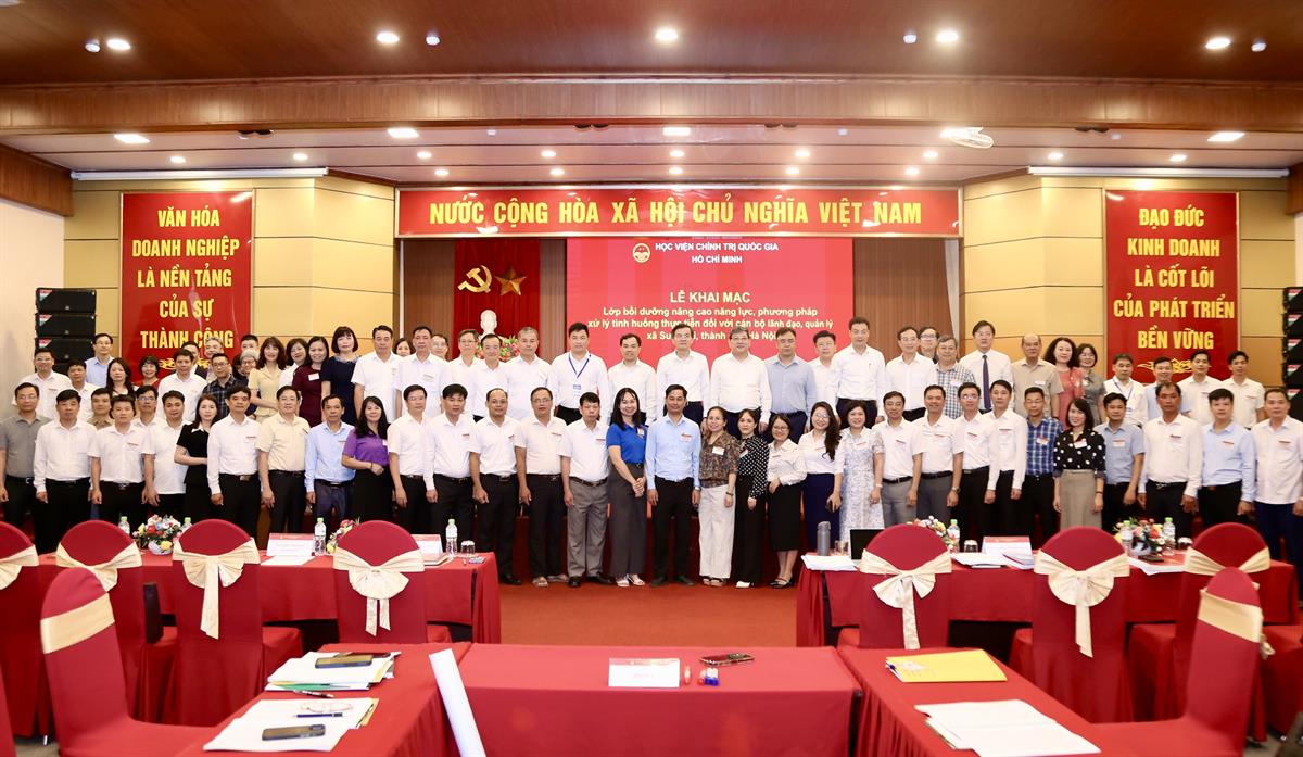 Khai mạc Lớp bồi dưỡng nâng cao năng lực, phương pháp xử lý tình huống thực tiễn đối với cán bộ lãnh đạo, quản lý xã Suối Hai, thành phố Hà Nội