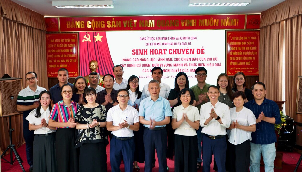 Chi bộ Trung tâm Khảo thí và Đảm bảo chất lượng đào tạo tổ chức sinh hoạt chuyên đề tại khu di tích lịch sử 