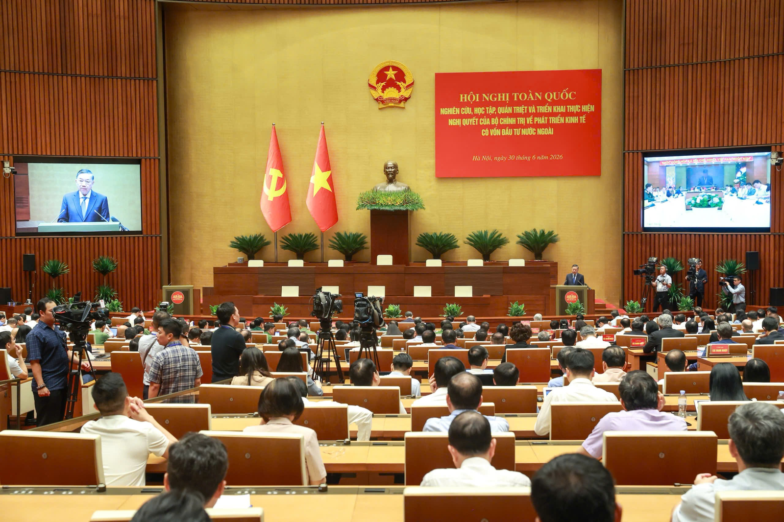 Hội nghị toàn quốc nghiên cứu, học tập, quán triệt và triển khai Nghị quyết số 10-NQ/TW