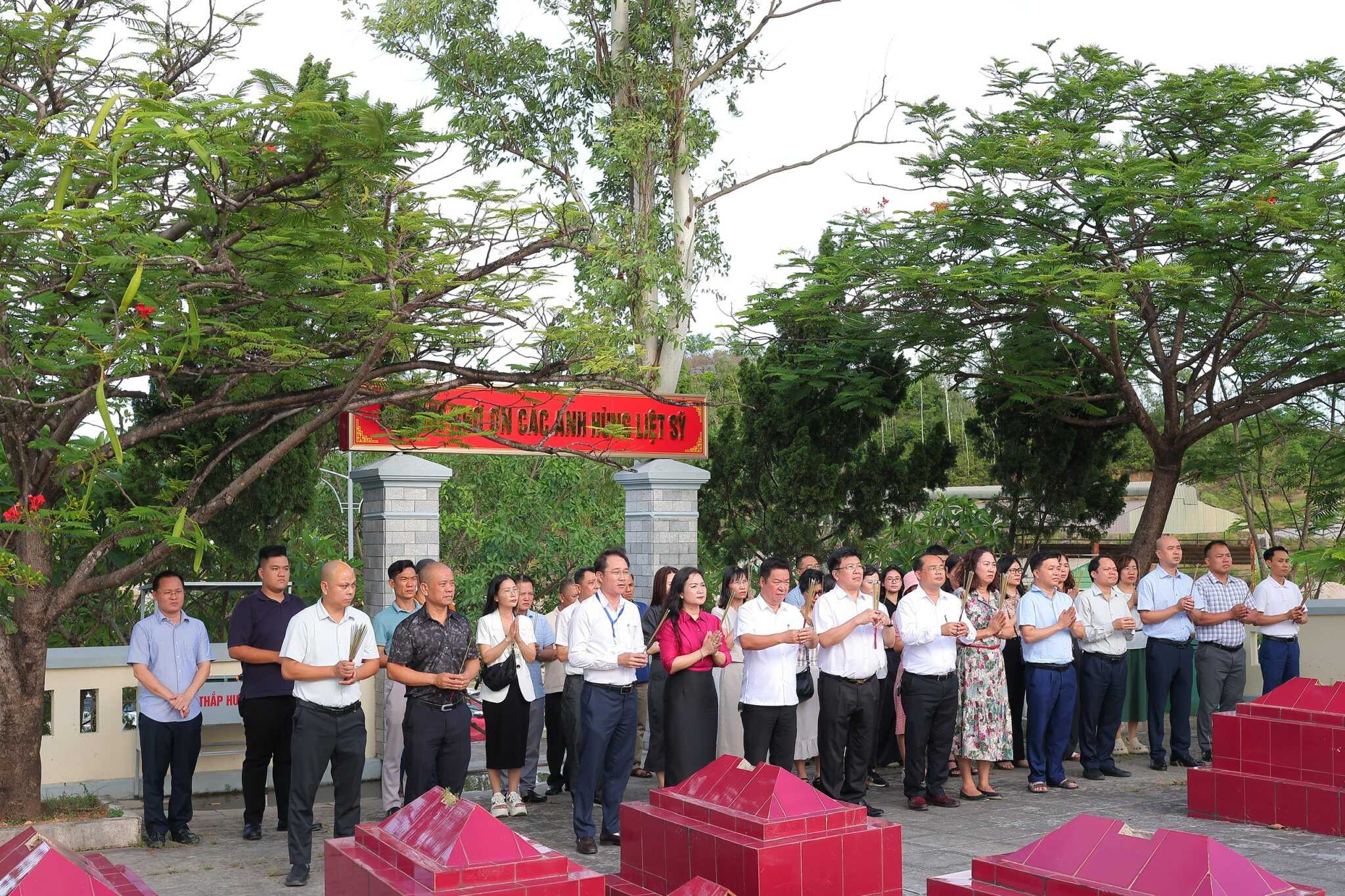 Đoàn công tác Văn phòng Học viện Hành chính và Quản trị công dâng hương tri ân các anh hùng liệt sĩ tại Di tích lịch sử quốc gia Hang Hỏa Tiễn