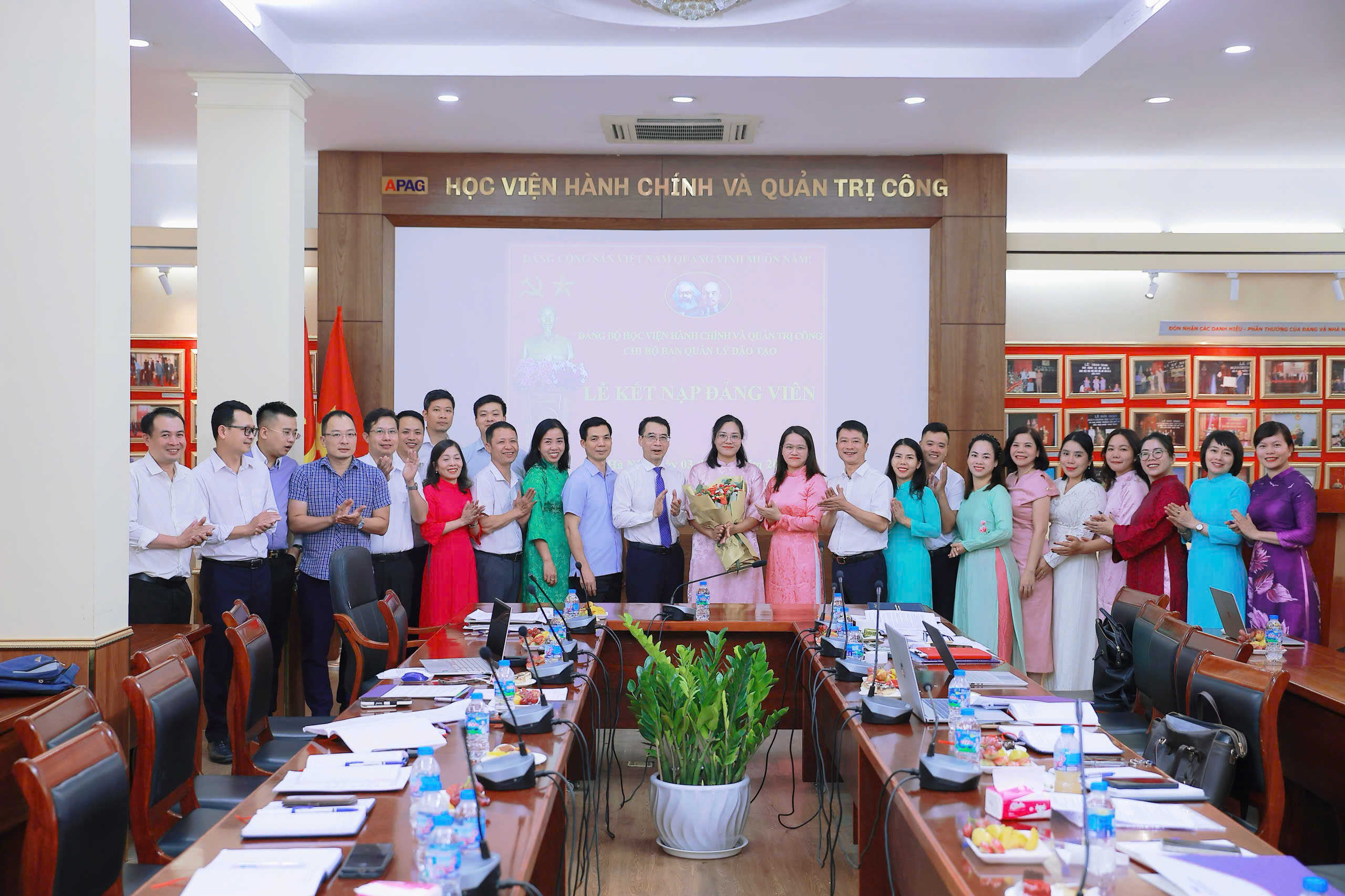 Chi bộ Ban Quản lý đào tạo tổ chức Lễ kết nạp đảng viên