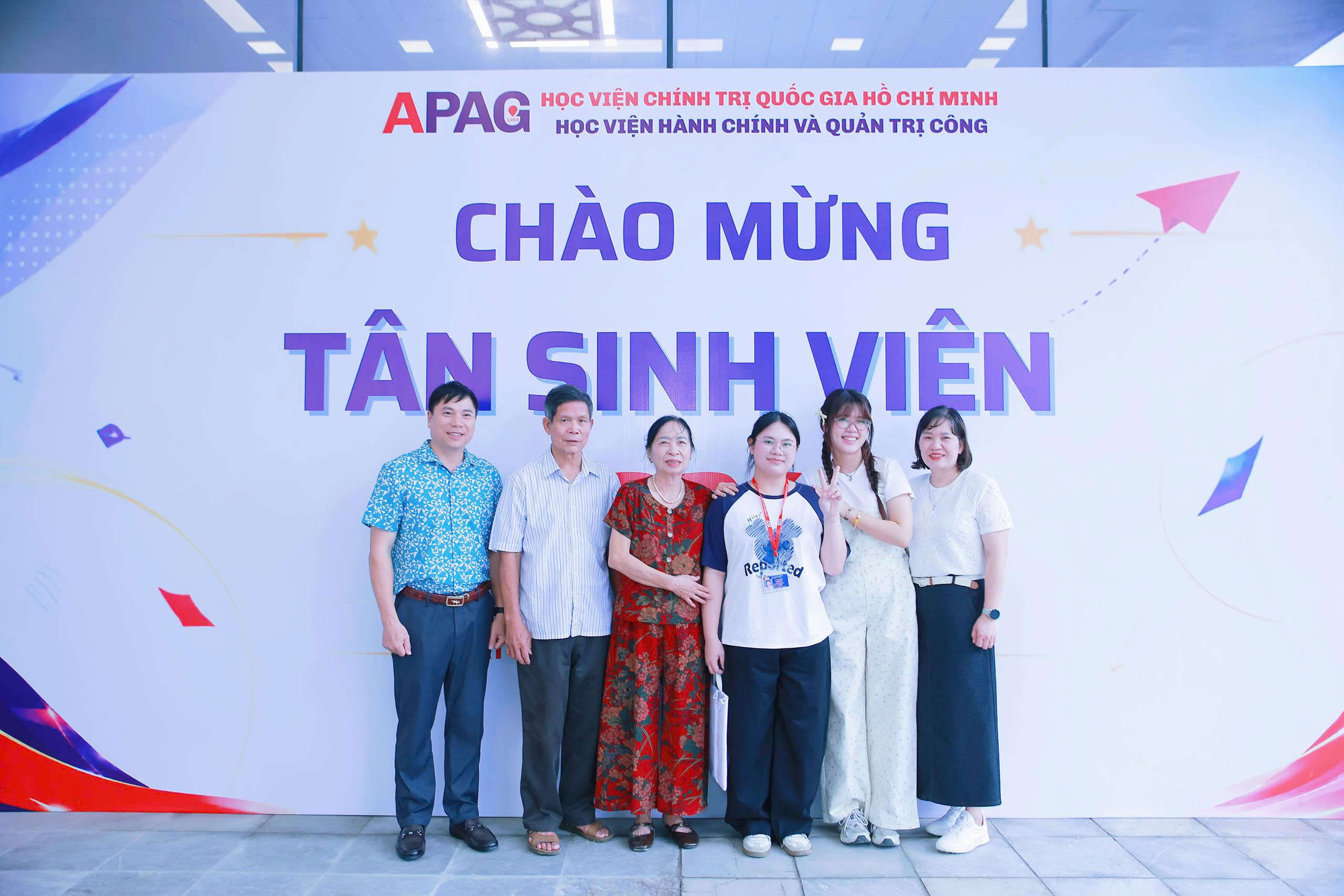 Con bắt đầu một hành trình mới, cha mẹ học cách đứng phía sau