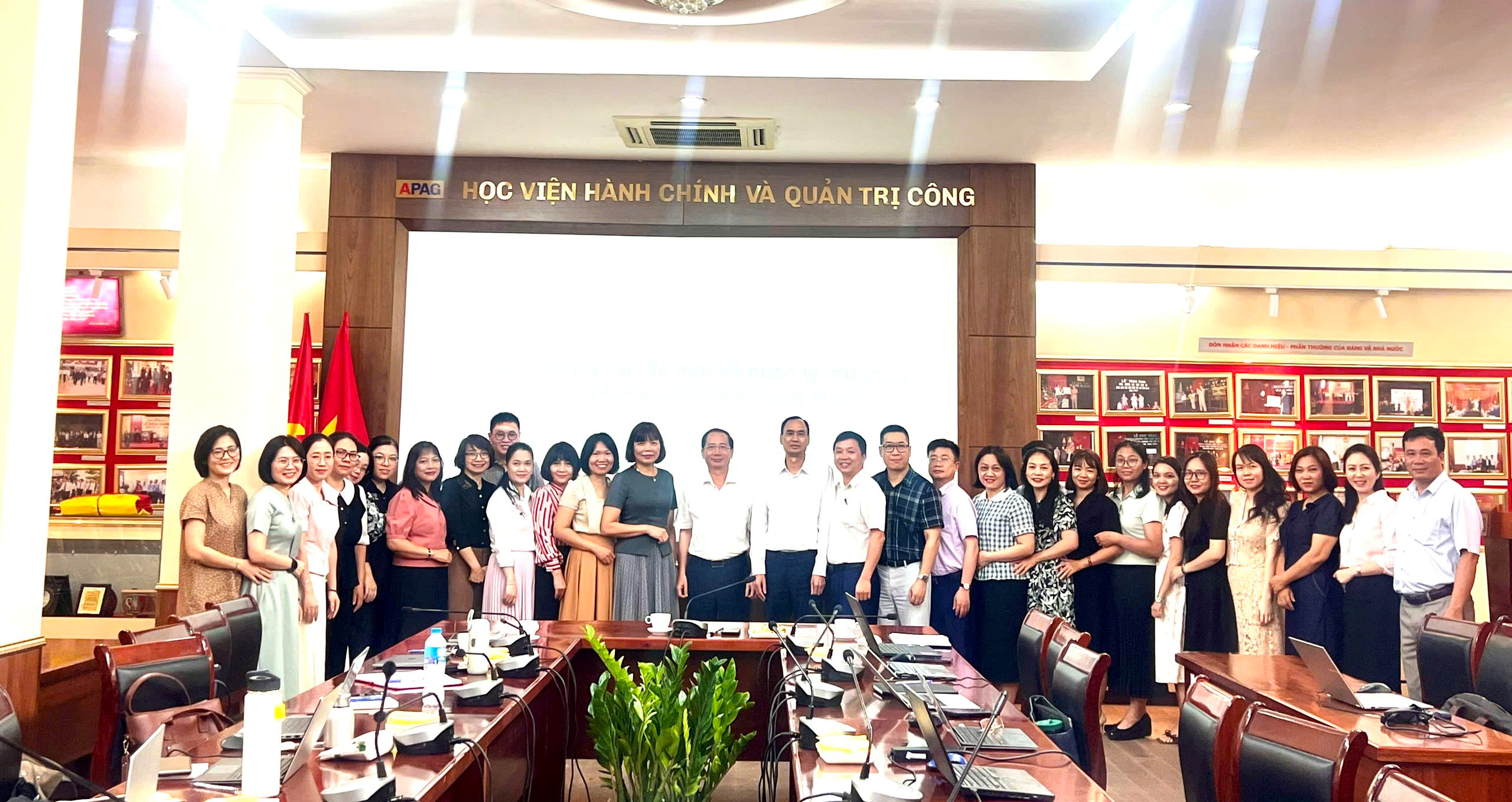 Trao đổi những vấn đề mới về quản lý, quản trị và định hướng phát triển Khoa Hành chính học