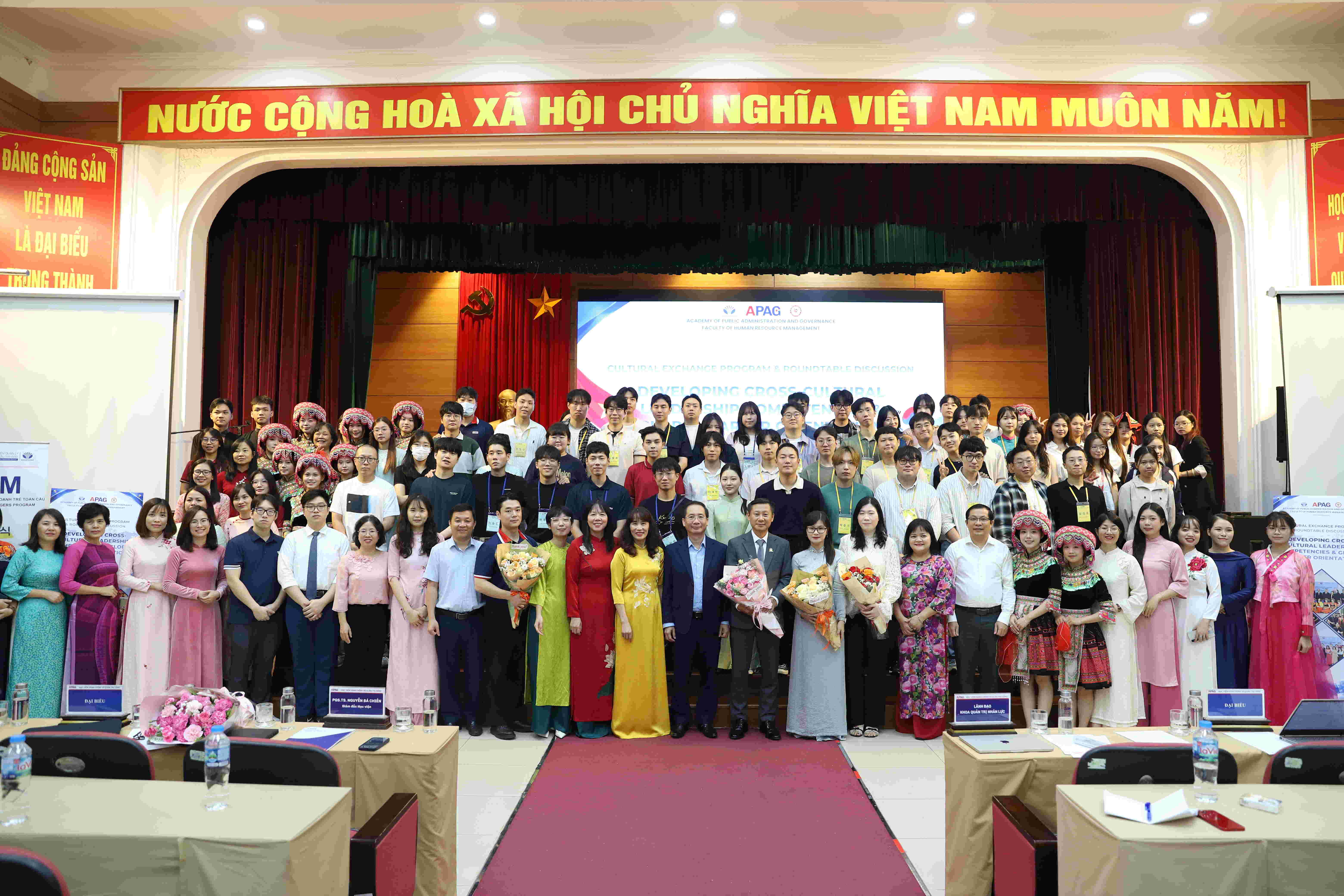 Giao lưu văn hóa và Tọa đàm bàn tròn “Phát triển năng lực lãnh đạo đa văn hóa và định hướng nghề nghiệp toàn cầu”